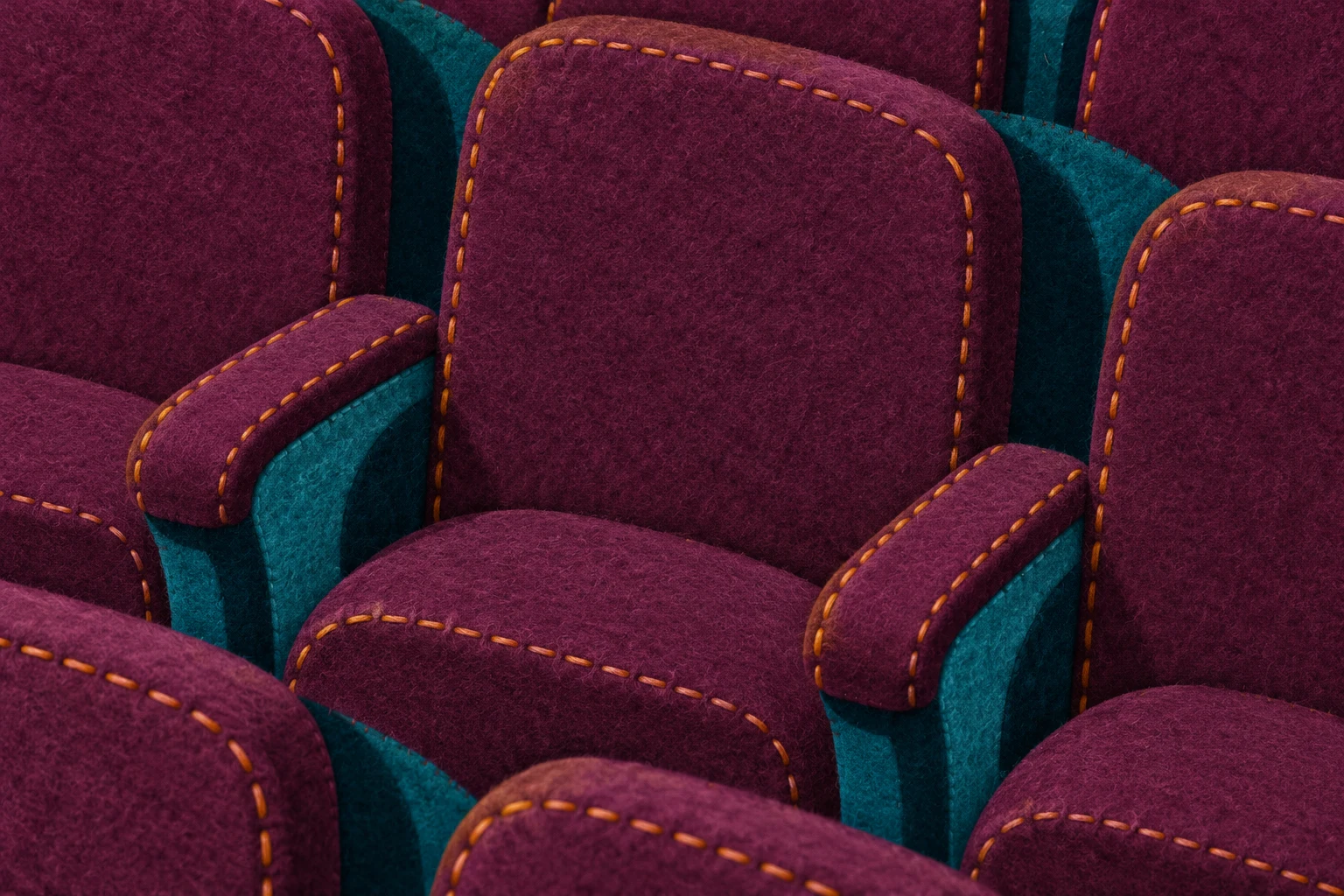 Ilustración IA textil de butacas imaginarias de cine; no representa el cine Moncayo, la distribución de sus asientos ni una sesión del festival de Tudela.